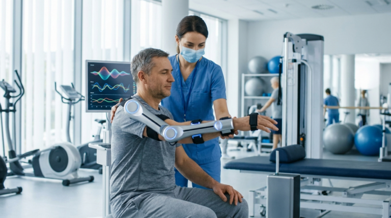İnme Sonrası Robotik Rehabilitasyonun Başarıya Etkisi konulu, profesyonel, yüksek kaliteli fotoğraf